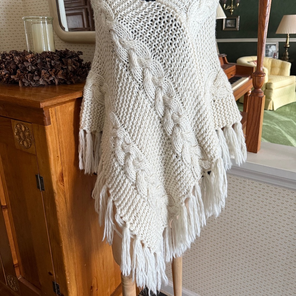 BOHO FRINGED WOOL AND ACRYLIC PONCHO  - ONE SIZE - Picture 2 of 5